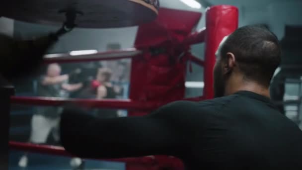 Confiado Luchador Afroamericano Golpea Saco Boxeo Durante Entrenamiento Gimnasio Boxeo — Vídeos de Stock