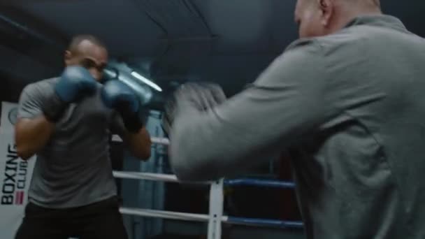 African American Boxer Boxningshandskar Övningar Med Tränare Gym Innan Turneringen — Stockvideo