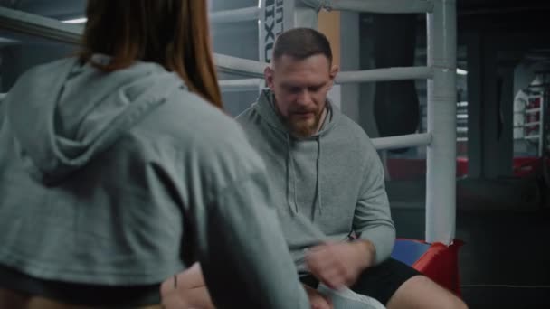 Mulher Boxeadora Senta Ringue Conversa Com Treinador Masculino Sobre Luta — Vídeo de Stock