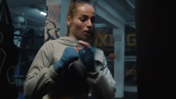 Detailní Záběr Ženské Kickboxer Bít Boxovací Pytel Cvičení Bojové Techniky — Stock video
