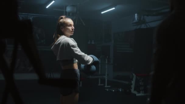 Atletický Bojovník Boxerských Rukavicích Trénuje Cvičí Mistrovství Boji Žena Udeřila — Stock video