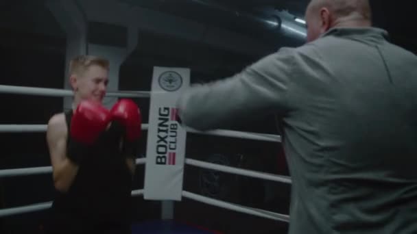 Entraîneur Professionnel Enseigne Aux Jeunes Boxeurs Frapper Dans Gymnase Boxe — Video