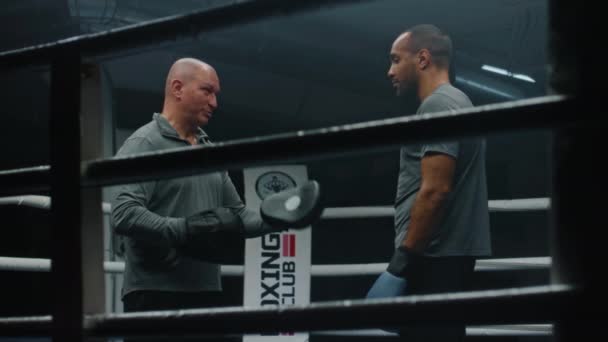 Boxer Masculino Luvas Boxe Fica Ringue Conversa Com Treinador Treinador — Vídeo de Stock