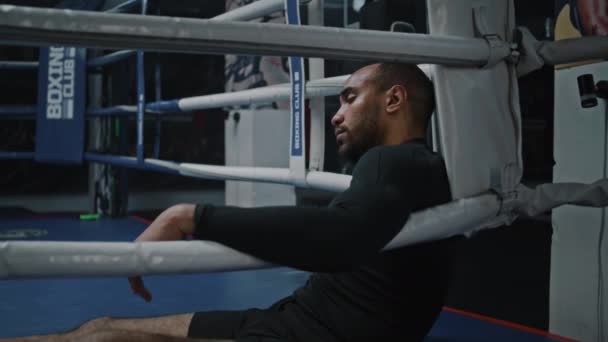 Cansado Exausto Boxeador Afro Americano Senta Ringue Boxe Canto Lutador — Vídeo de Stock