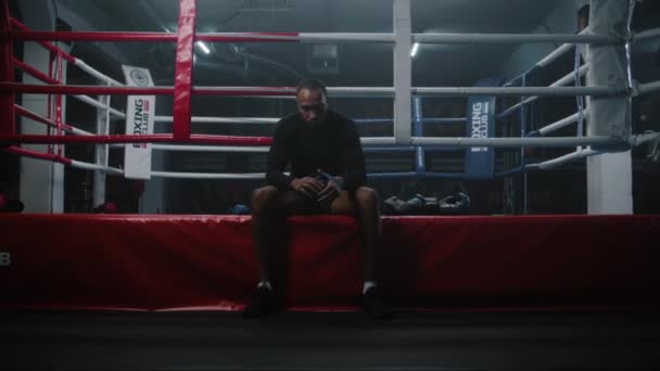 Pugilista Afro Americano Senta Perto Ringue Boxe Envolve Suas Mãos — Vídeo de Stock