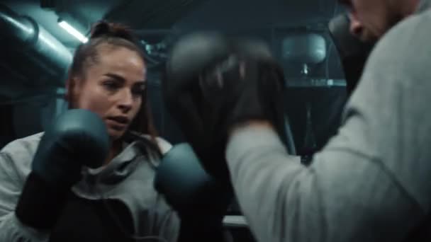 Detailní Záběr Atletické Ženy Bít Boxerské Rukavice Při Tréninku Boxerské — Stock video