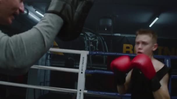 Entrenador Profesional Enseña Los Jóvenes Boxeadores Golpear Ring Boxeo Ejercicios — Vídeos de Stock
