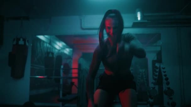 Profesionální Boxerka Dělá Kardio Nebo Vytrvalostní Cvičení Před Mistrovským Zápasem — Stock video