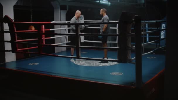 Afroameričtí Bojovníci Boxerských Rukavicích Stojí Ringu Mluví Trenérem Běloch Trenér — Stock video