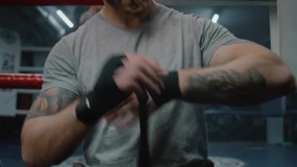Профессиональный Боксер Боец Сидит Рядом Боксерским Рингом Завязывая Руки Боксерской — стоковое видео