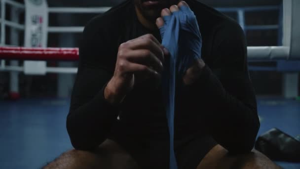 African American Boxer Sitter Nära Boxningsringen Och Sveper Händerna Med — Stockvideo