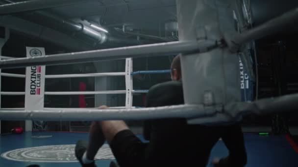 Vyčerpaný Afroameričan Tréninku Sedá Kouta Boxerského Ringu Mužský Boxer Sundá — Stock video