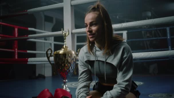 Kobieta Bokser Siedzi Ringu Bokserskim Omawia Zwycięstwo Turnieju Rozmówcą Sportowiec — Wideo stockowe