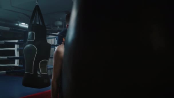 Jovem Lutador Confiante Bate Saco Perfuração Enquanto Treina Ginásio Boxe — Vídeo de Stock