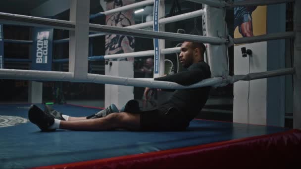 Trött Och Utmattad Afroamerikansk Fighter Sitter Boxningsringhörnan Man Boxare Tar — Stockvideo