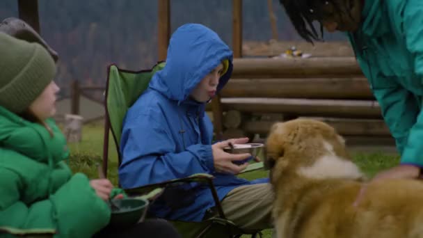 Wieloetniczni Nastolatkowie Siedzą Fotelach Podróżniczych Jedzą Grillowane Mięso Grilla Karmią — Wideo stockowe