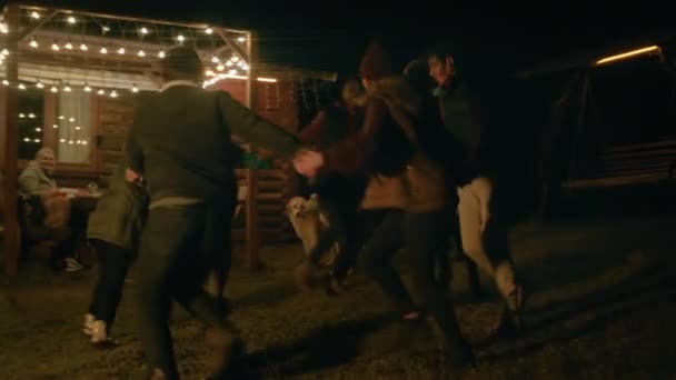 Groep Multi Etnische Vrienden Zingen Dansen Hebben Nachts Plezier Bij — Stockvideo