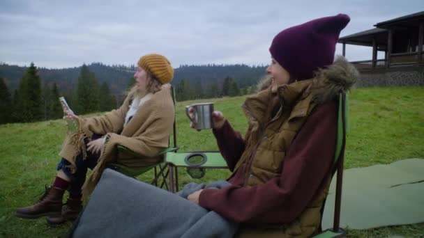 Dvě Ženy Sedí Společně Turistických Židlích Krásném Kopci Diskutují Výletu — Stock video