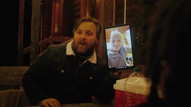 Dospělý Muž Sedí Před Dřevěnou Chatou Drží Digitální Tablet Ukazuje — Stock video
