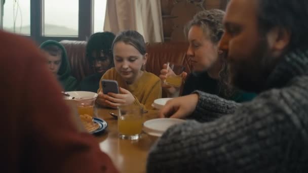Wielka Wielokulturowa Rodzina Siedzi Przy Stole Pije Młoda Dziewczyna Surfuje — Wideo stockowe