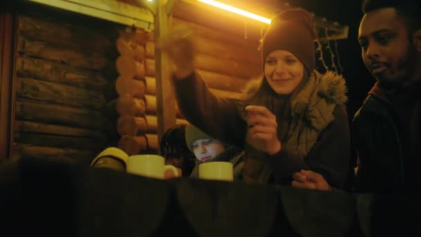 多种族的游客朋友或家人晚上坐在木制的凉亭里 边吃饭边聊天 在乡村度假时 一群旅客在度假屋外休息 — 图库视频影像