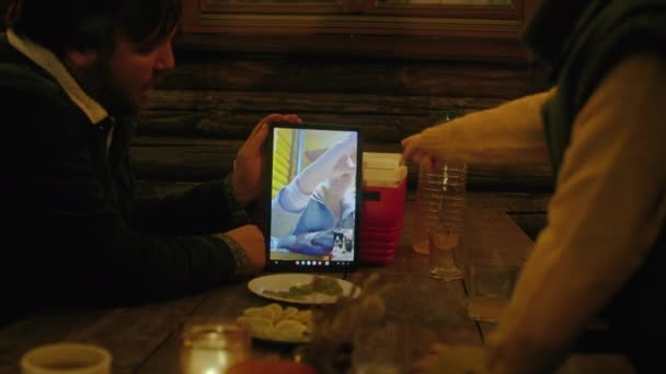 Dorosły Mężczyzna Trzyma Tablet Siedząc Wieczorem Świeżym Powietrzu Podczas Kolacji — Wideo stockowe