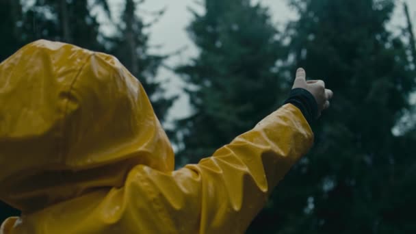 Cinematografische Opname Van Een Jonge Wandelaar Met Een Gele Regenjas — Stockvideo