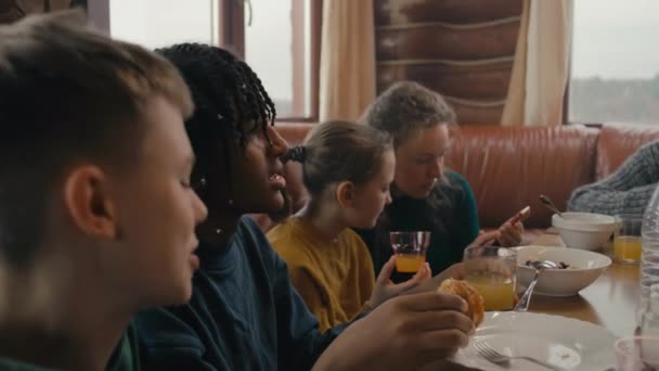 Velká Různorodá Rodina Sedí Stolu Jídlo Pije Mluví Přátelé Scházejí — Stock video
