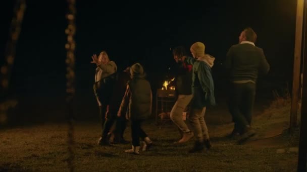 즐거운 게임을 저녁에 다양한 여행자의 그룹은 시골에서 야외에서 — 비디오