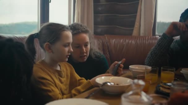 Wielka Wielokulturowa Rodzina Siedzi Przy Stole Pije Młoda Dziewczyna Pokazuje — Wideo stockowe