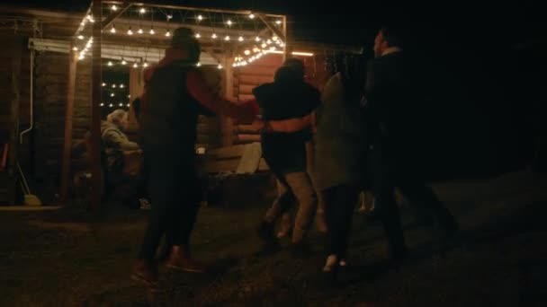 Amigos Turísticos Dança Familiar Divirta Noite Fora Durante Férias Campo — Vídeo de Stock