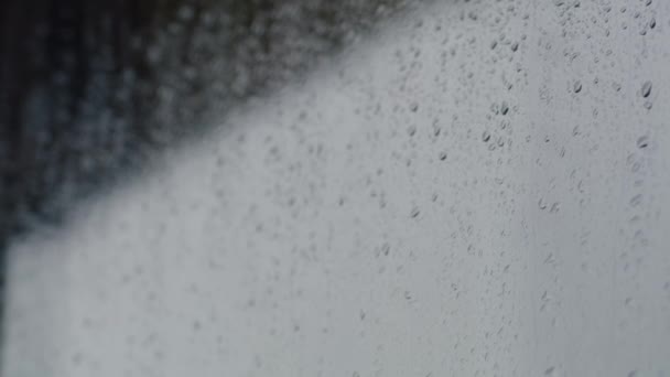 Közelkép Esőcseppek Futó Ködös Üveg Felületén Ablak Kívül Ház Vidéken — Stock videók