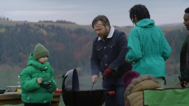 Uomo Caucasico Prende Carne Dal Barbecue Amici Bambini Gruppo Multietnico — Video Stock