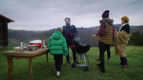 Famiglia Multietnica Stare Insieme Vicino Barbecue Discutere Viaggio Sulla Bellissima — Video Stock