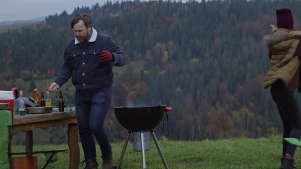 Grupa Przyjaciół Wieloetnicznych Razem Gotować Jedzenie Grillu Tańczyć Pięknym Wzgórzu — Wideo stockowe