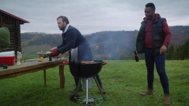 Multi Etnikai Család Áll Együtt Közelében Grill Főzés Hús Gyönyörű — Stock videók