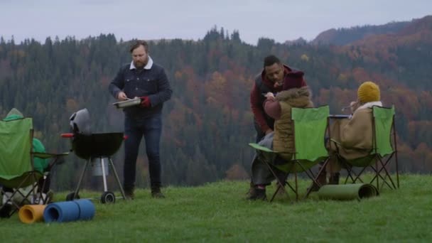 Grote Gevarieerde Familie Van Toeristen Eten Rusten Buiten Tijdens Reis — Stockvideo