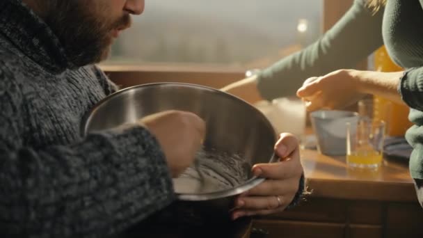 Uomo Adulto Cuoco Con Moglie Casa Vacanze Cucina Coppia Romantica — Video Stock