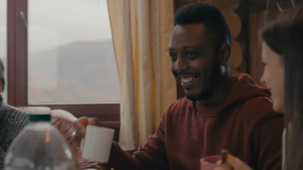 Zblízka Záběr Veselý Afroameričan Pije Kávu Začíná Show Triky Velká — Stock video