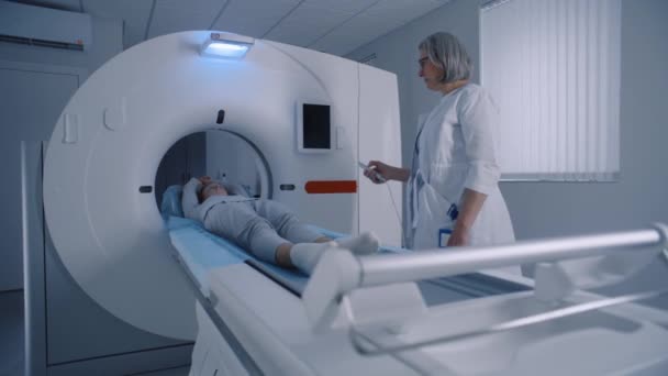 Профессиональный Рентгенолог Укладывает Пациентку Аппарат Мрт Пэт Врач Проводит Обследование — стоковое видео