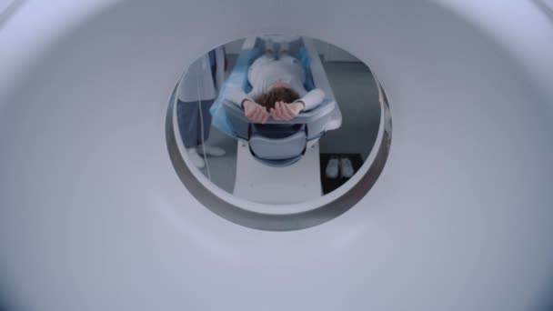 Tomografide Pet Mri Makinesinde Yatan Hastayı Yakından Çek Gelişmiş Aletler — Stok video
