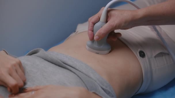 Lekarz Specjalista Wykonuje Badanie Ultrasonograficzne Żołądka Pacjenta Przy Użyciu Zaawansowanego — Wideo stockowe