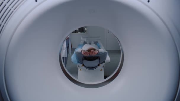 Inyección Cerca Una Paciente Hembra Acostada Una Tomografía Computarizada Una — Vídeo de stock
