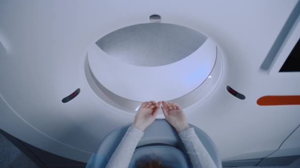 Zbliżenie Ujęcia Pacjenta Leżącego Tomografii Komputerowej Pet Lub Rezonansie Magnetycznym — Wideo stockowe