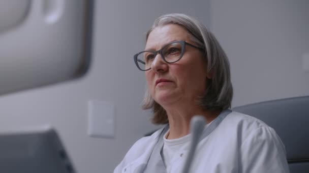 Odaklanmış Kadın Doktor Hastayla Konuşuyor Ultrason Sırasında Ultrason Cihazındaki Monitöre — Stok video