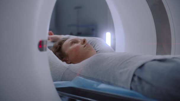 Detailní Záběr Pacientky Ležící Pet Nebo Mri Lůžku Pokročilé Nástroje — Stock video