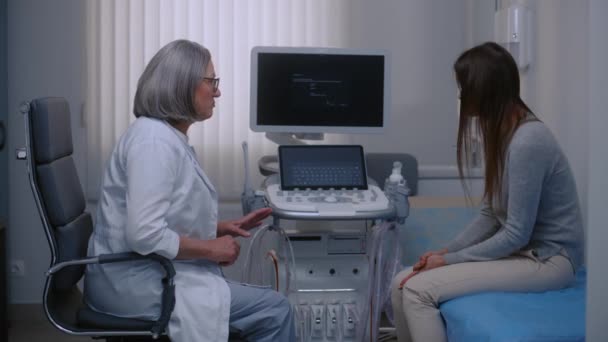 Kadın Hasta Modern Klinik Hastanede Sonografi Kontrolünden Geçiyor Kadın Doktor — Stok video