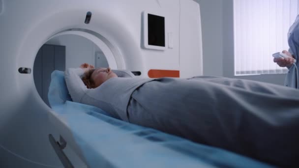 Primer Plano Mujer Acostada Una Tomografía Computarizada Pet Resonancia Magnética — Vídeos de Stock