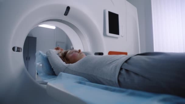 Imagem Perto Uma Mulher Deitada Leito Tomografia Computadorizada Pet Ressonância — Vídeo de Stock