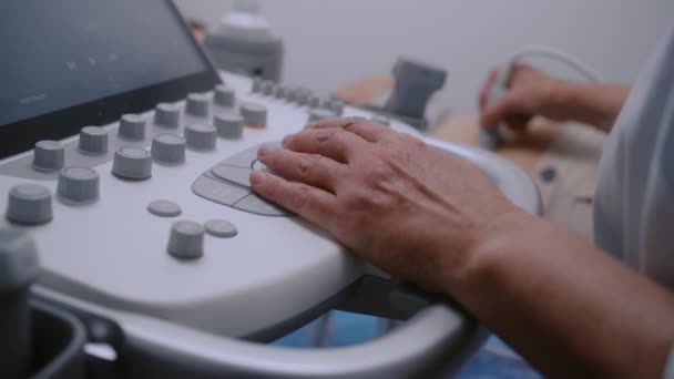 Detailní Záběr Lékaře Pomocí Ultrazvuku Digitálním Monitorem Profesionální Zdravotník Provádí — Stock video